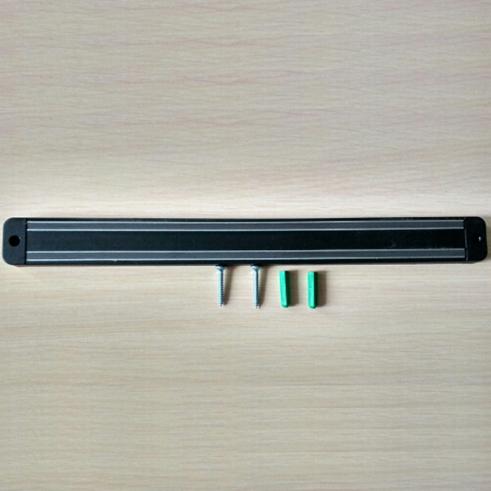 Magnetische Messerleiste 33 cm in Schwarz, daneben zwei Schrauben und zwei Dübel