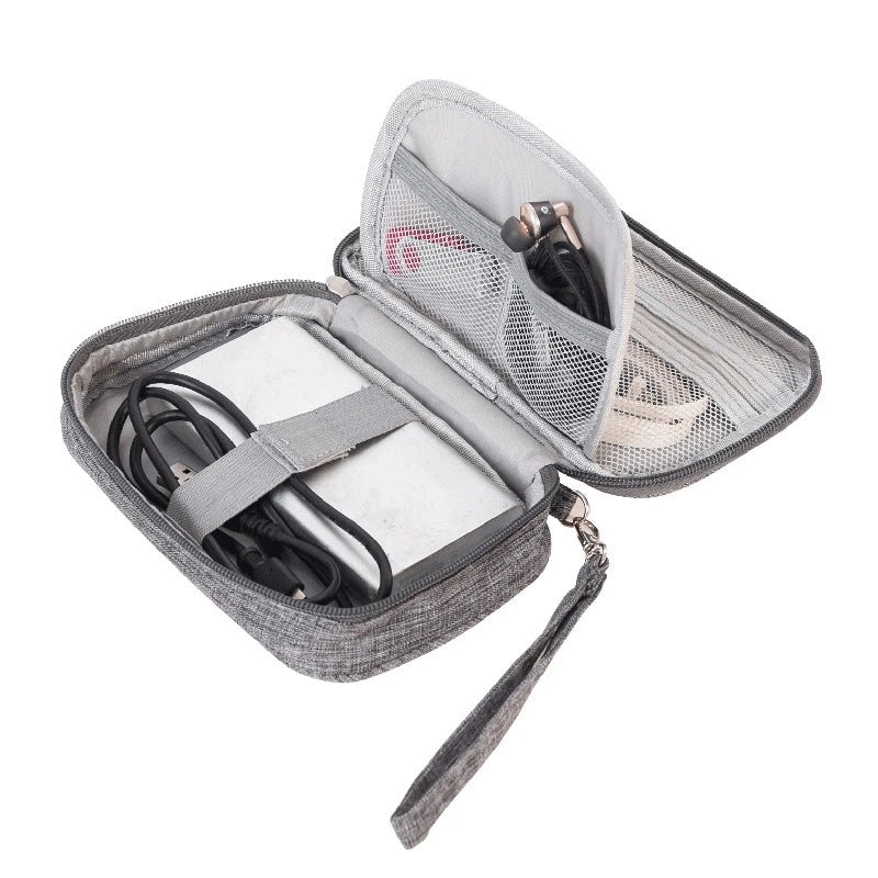 Geöffnete Kabeltasche mit Netzfächern, Gummischlaufen und Powerbank