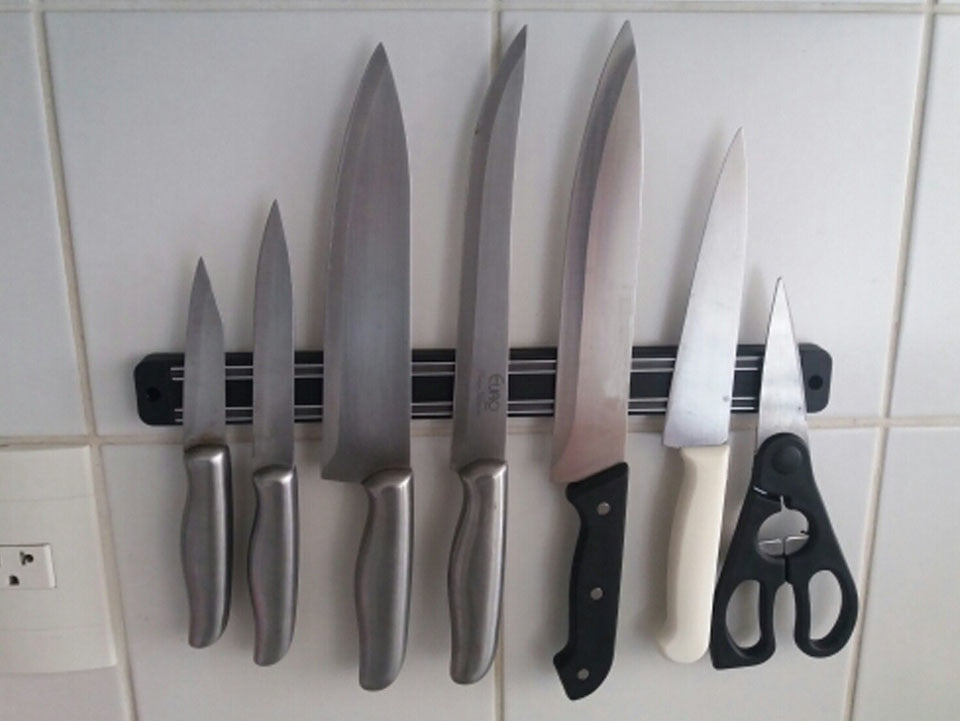 Magnetische Messerleiste 33 cm an der Küchenwand, sieben Messer und eine Schere halten magnetisch