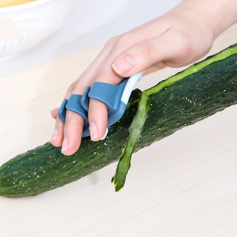 Gemüseschäler Blau schält eine Gurke