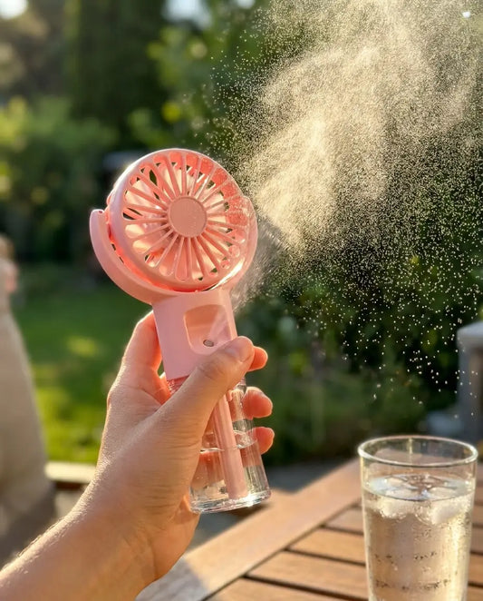 Handventilator mit Sprühnebel im Sommer-Einsatz