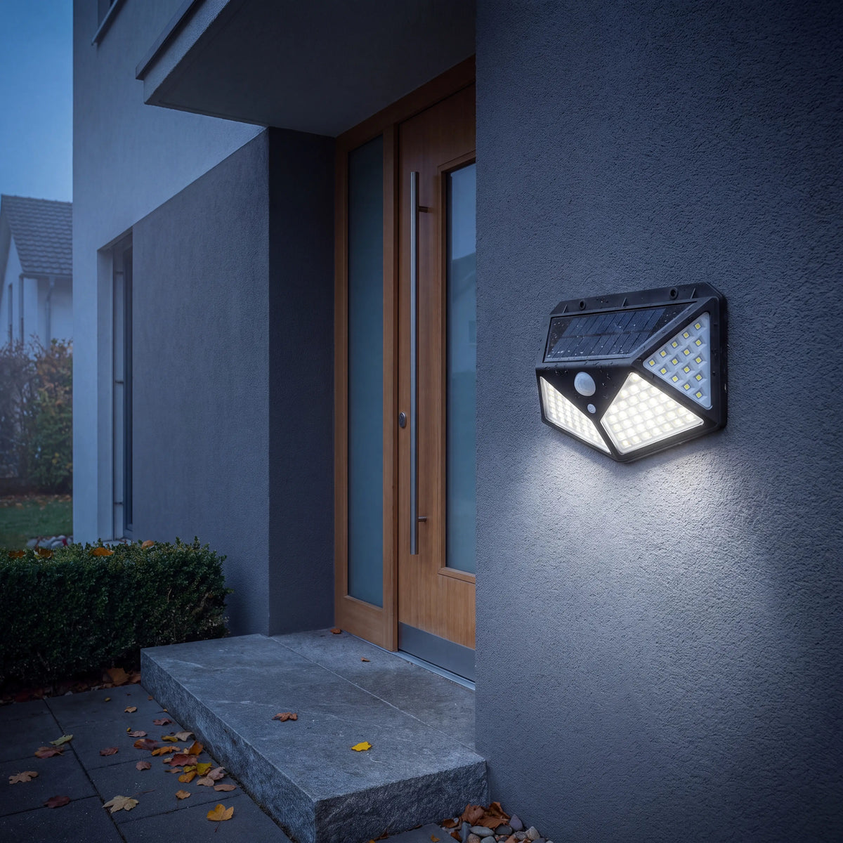 LED Solar Wandleuchte mit Bewegungsmelder am Hauseingang bei Daemmerung
