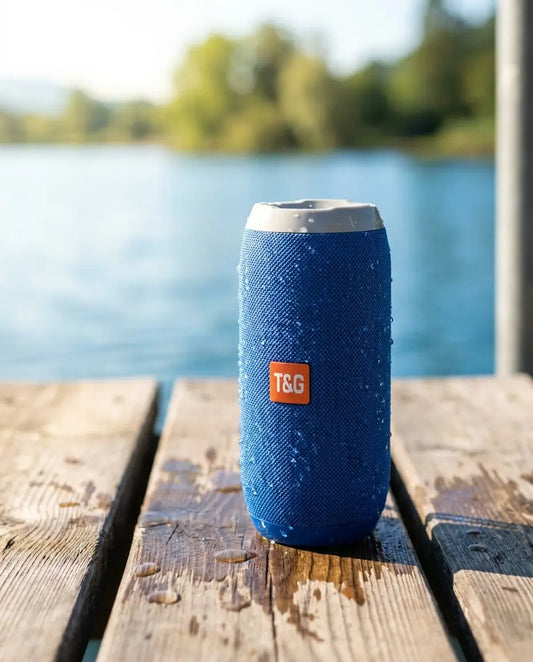 Wasserdichter Bluetooth-Lautsprecher am See in Aktion