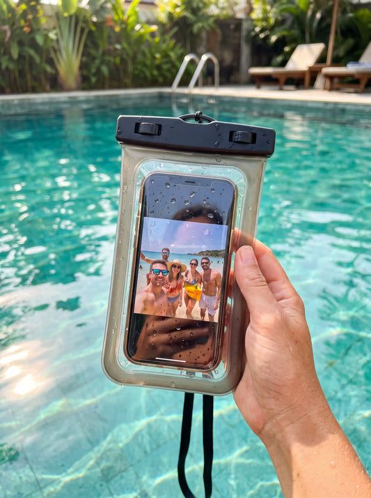 AQUA-ONE wasserdichte Handyhülle mit Smartphone am Pool