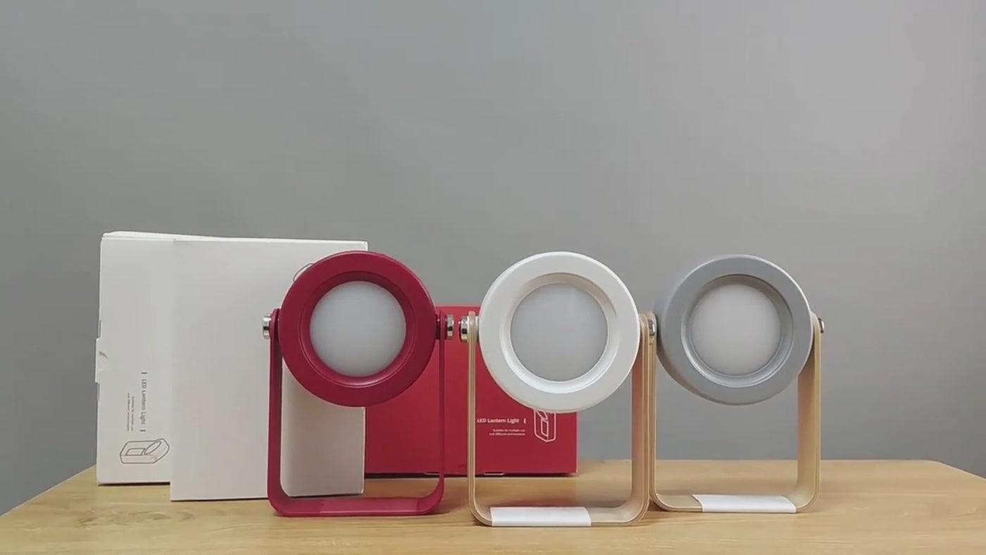 Video: Drei Laternen nebeneinander auf einem Holztisch, eingeschaltet – in Rot, Weiss und Grau, daneben die Verpackung